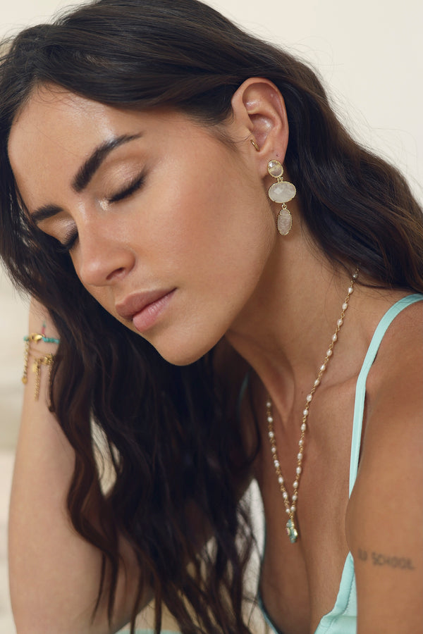 Boucles pendantes dorées Essia quartz blanc