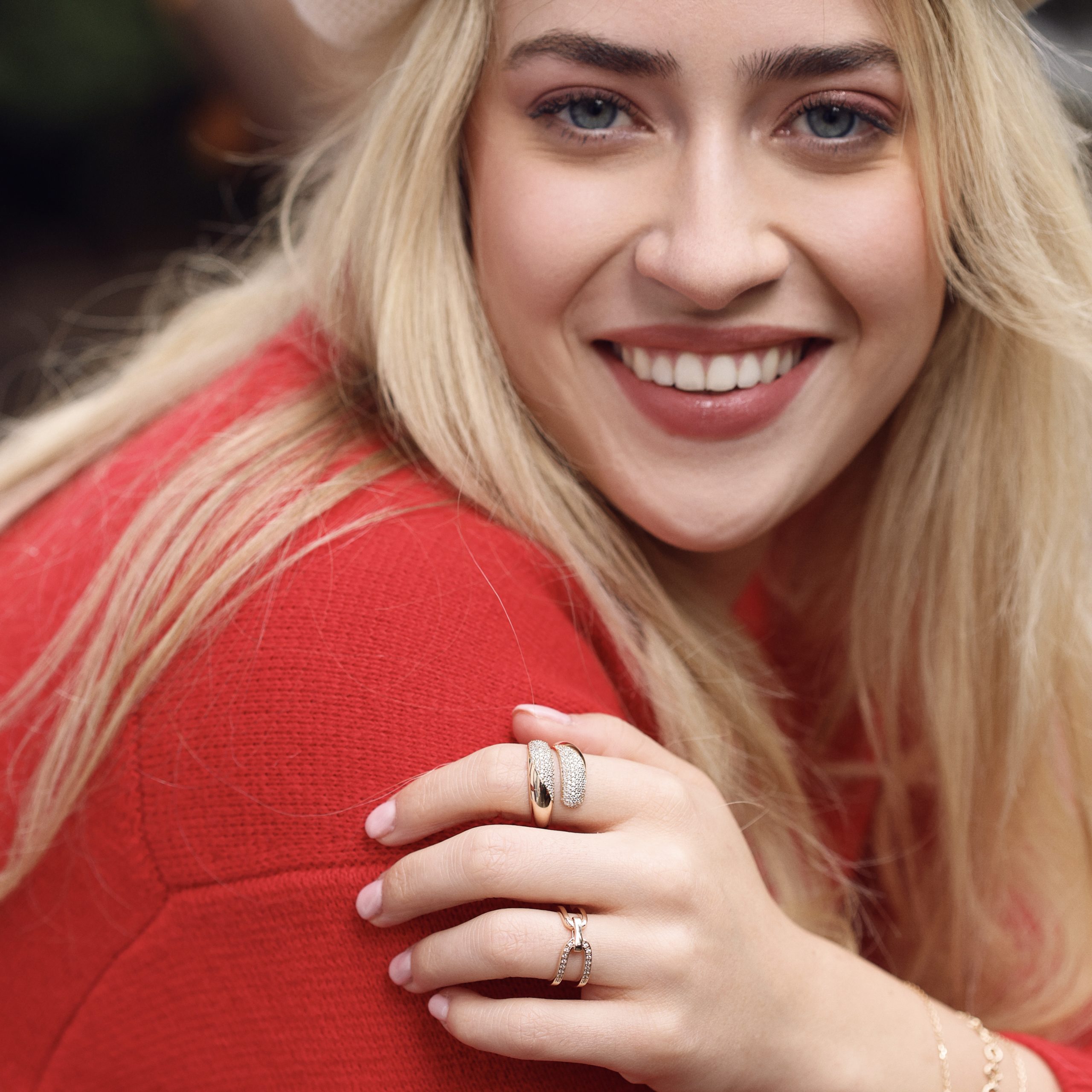 Modèle portant la bague dorée zircons MIMA de Chloé Rose Genève