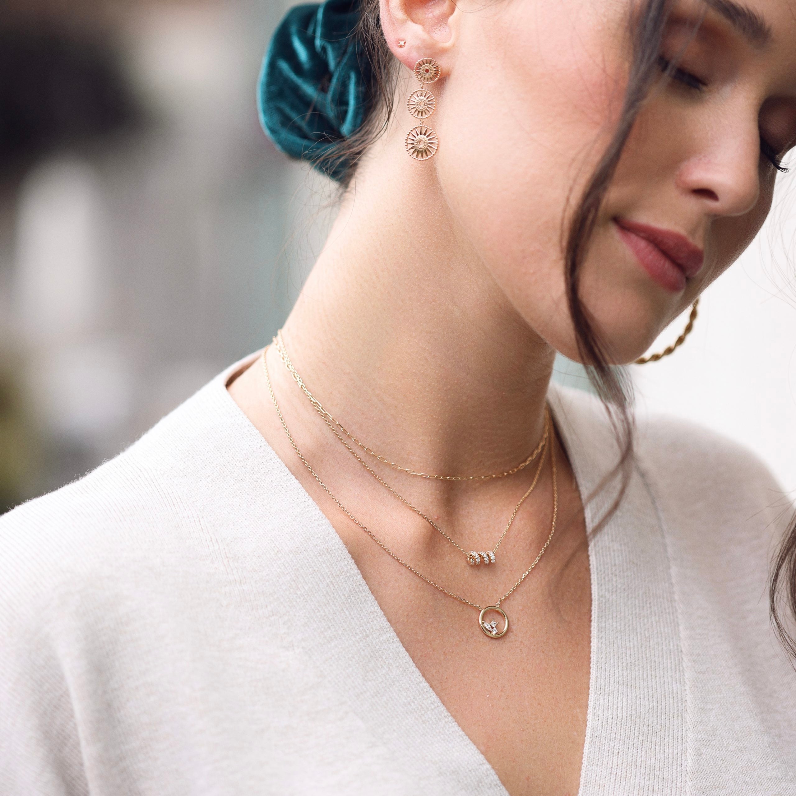 Collier Dayana en argent avec pendentif circulaire, élégant et minimaliste, par Chloé Rose.