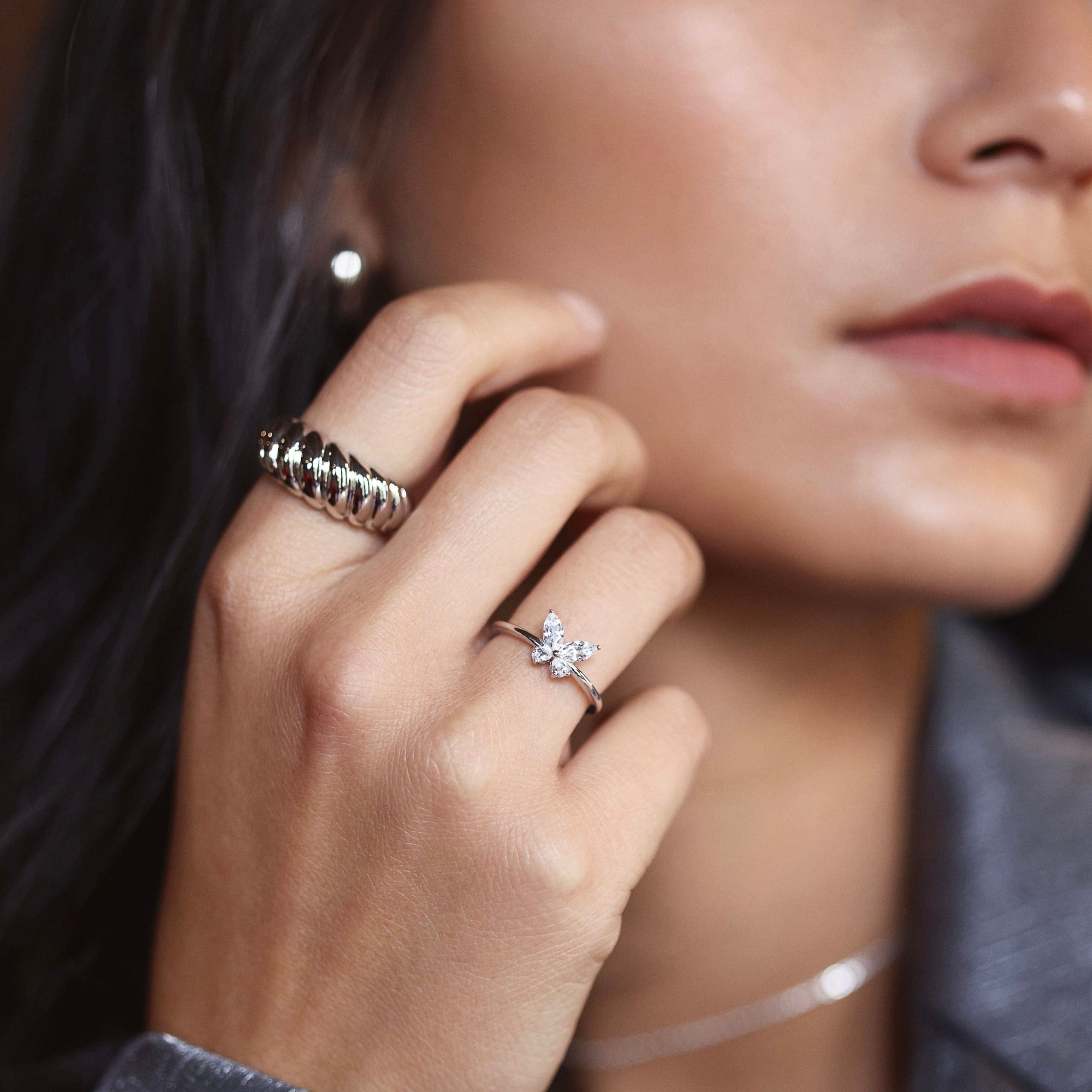 Bague Lara en argent avec motif papillon, délicate et élégante, par Chloé Rose.