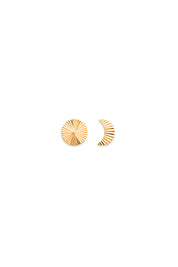 Boucles puces dorées Anissa Lune et Soleil strié - Bijou photographié sour fond banc 