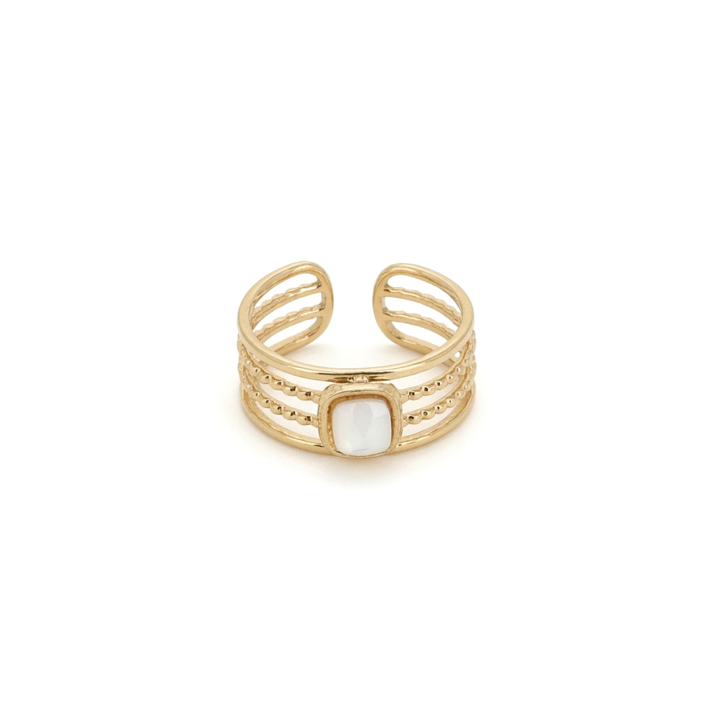 Bague dorée Havia nacre ajustable multi-rangs ornée d'une pierre carrée - Bijou sur fond blanc
