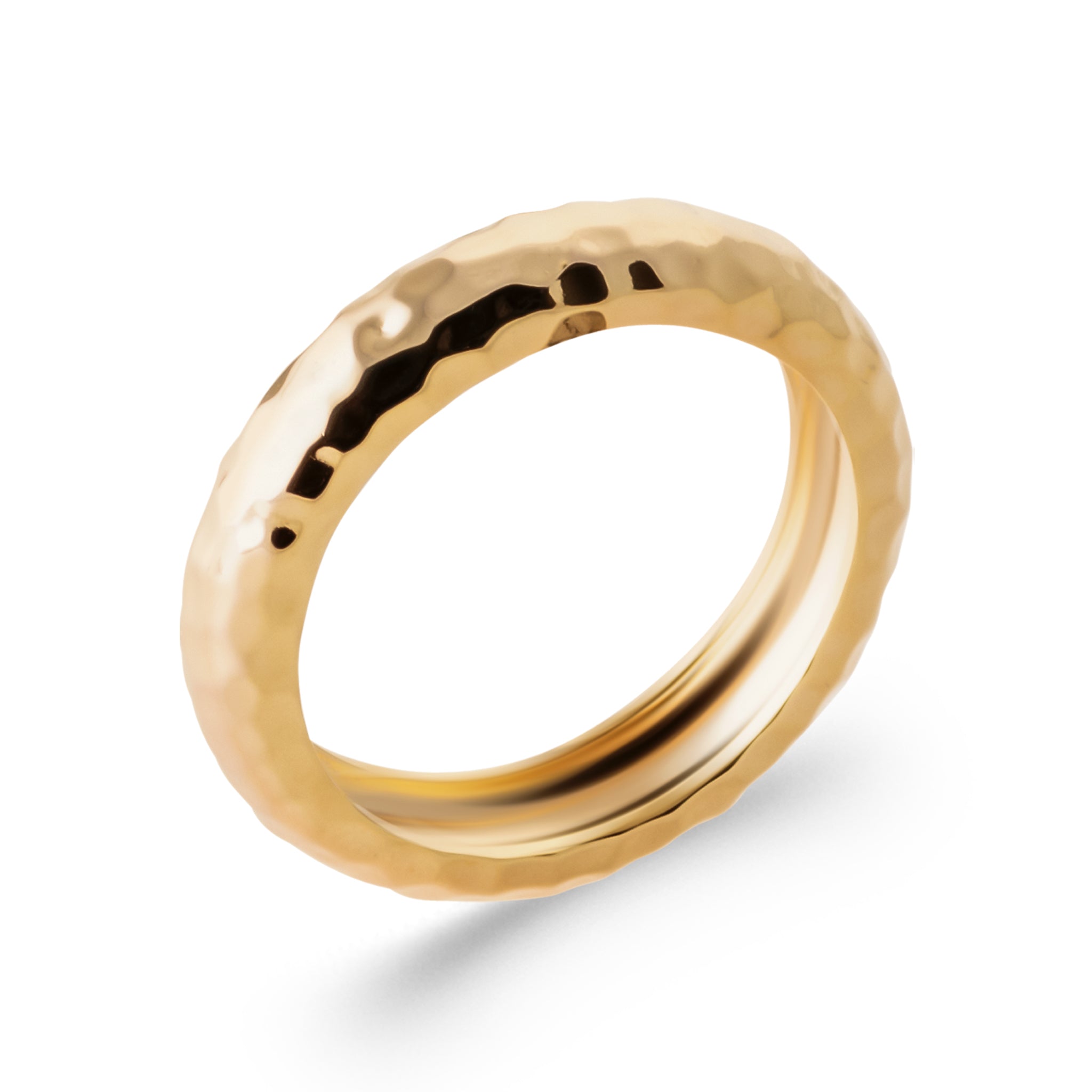 Bague dorée Arici épaisse et martelée - Bijou photographié sur fond blanc 