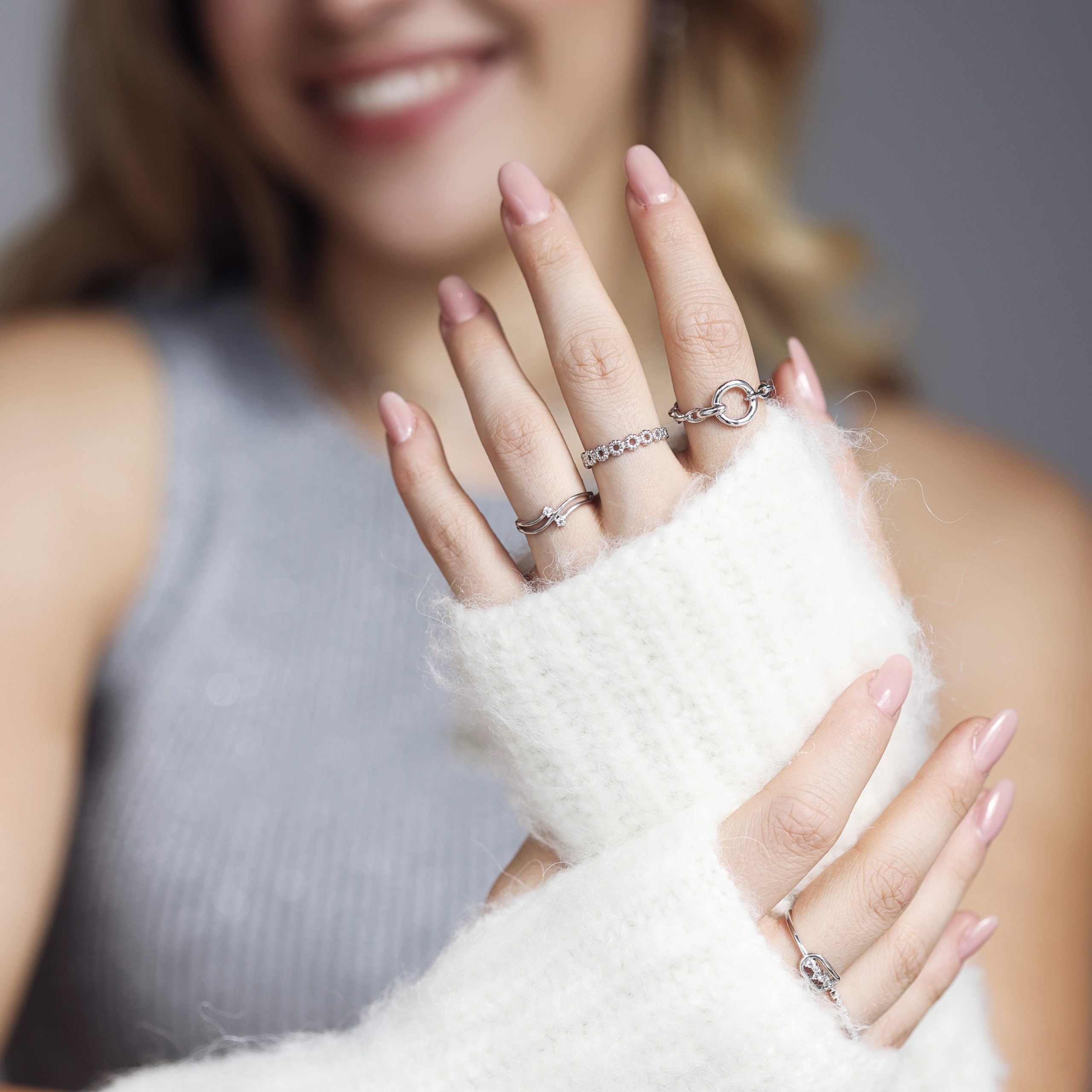 Bague Rosaly en argent aux mailles entrelacées avec un anneau central - Bijou  porté