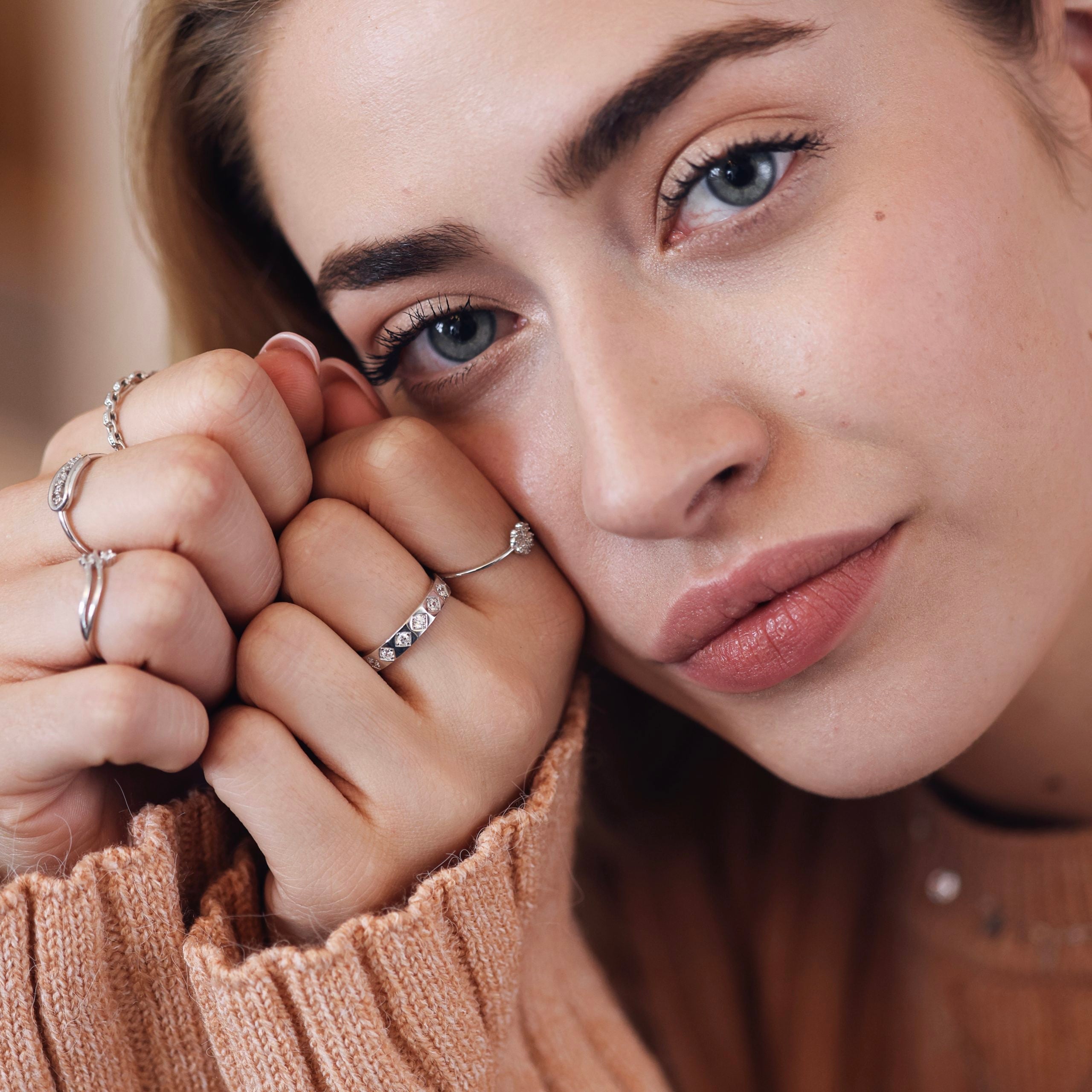  Bague Heloa en argent orné de zircons - Bijou porté 
