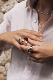 Bague en argent Arici épaisse et martelée - Bijou porté focus 