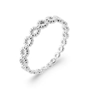 Bague Cecilia en argent formée de petits anneaux - Bijou photographié sur fond blanc 