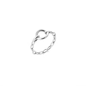 Bague Rosaly en argent aux mailles entrelacées avec un anneau central - Bijou photographié sur fond blanc 