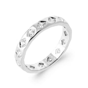  Bague en argent orné de zircons - Bijou photographié sur fond blanc 