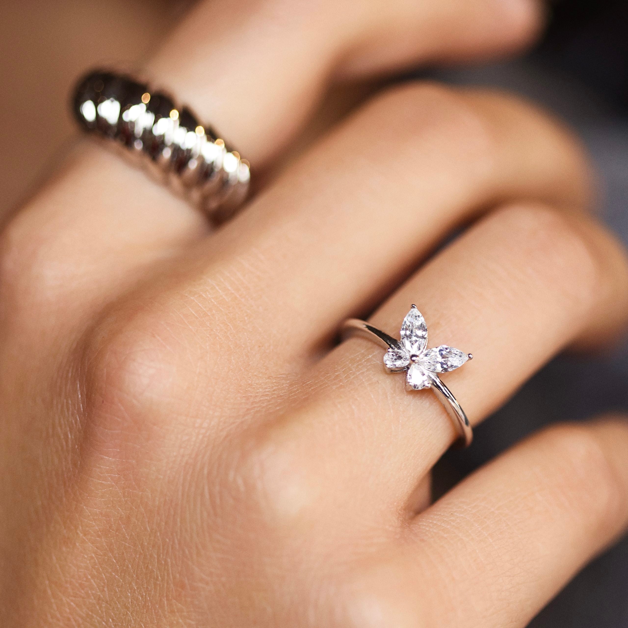 Bague argent et zircons LARA - Focus porté