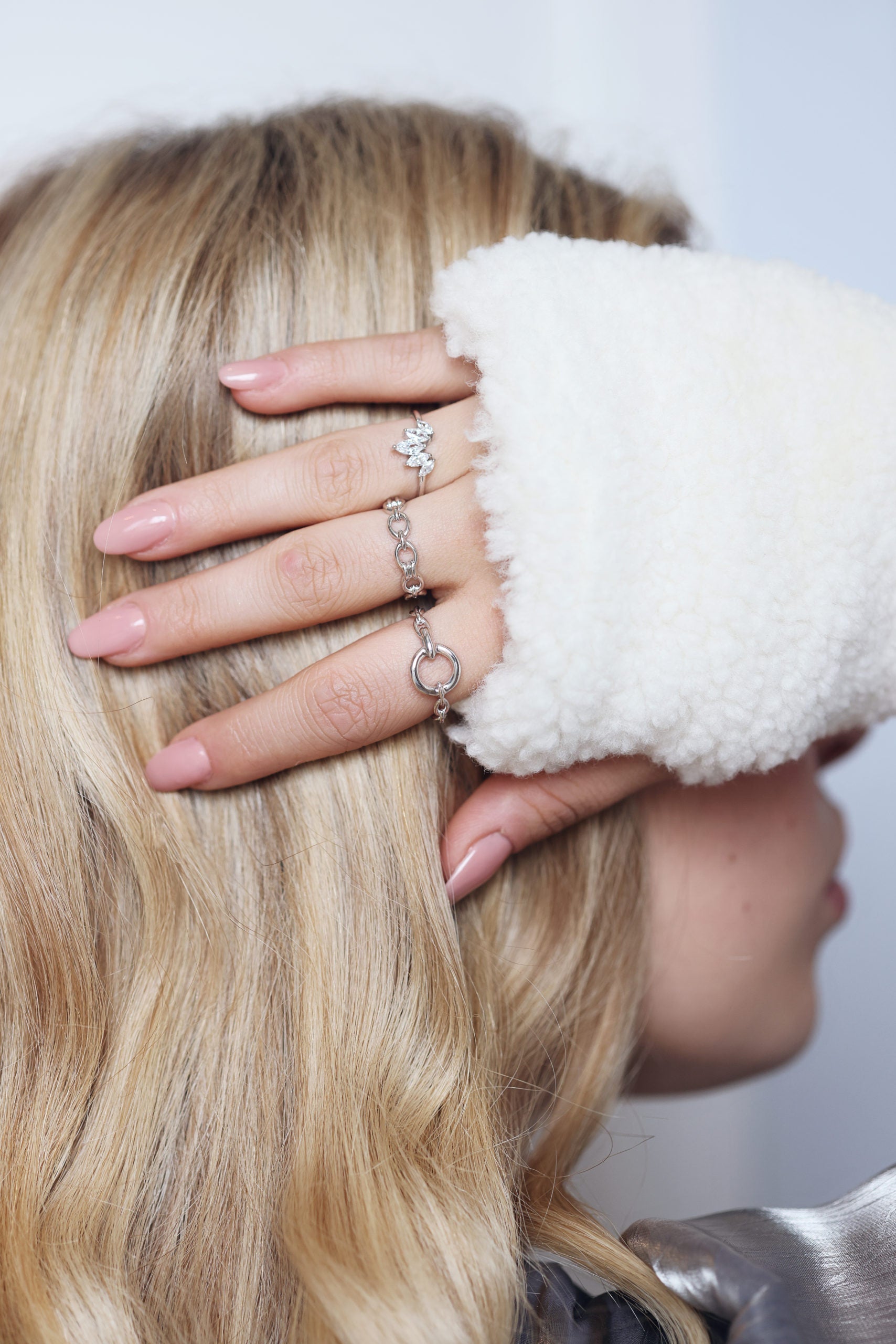 Bague Rosaly en argent aux mailles entrelacées avec un anneau central - Bijou porté