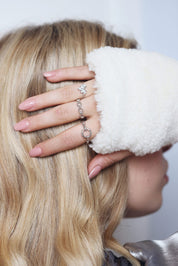 Bague Rosaly en argent aux mailles entrelacées avec un anneau central - Bijou porté