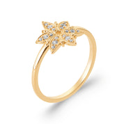 Bague dorée Neije motif flocon de neige sertie de zircons - Bijou photographié sur fond blanc