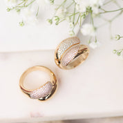 Bague dorée YOKO ZIRCONS - Bijou photographié sur marbre blanc avec petites fleurs blanches