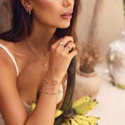 Bague dorée Avana trèfle - Bijou porté