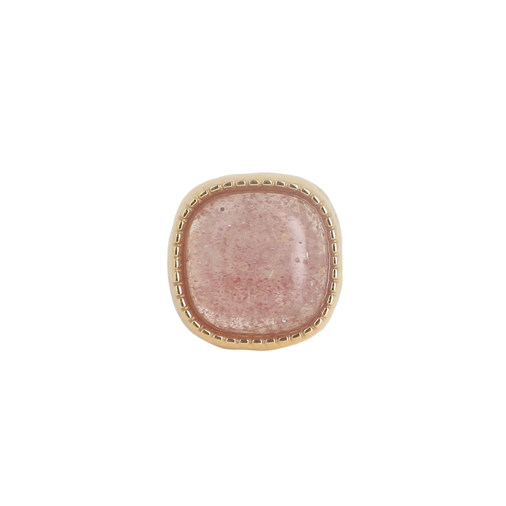 Bague dorée Lylou quartz fraise ajustable ornée d'une grosse pierre carrée au bords arrondis - Bijou sur fond blanc