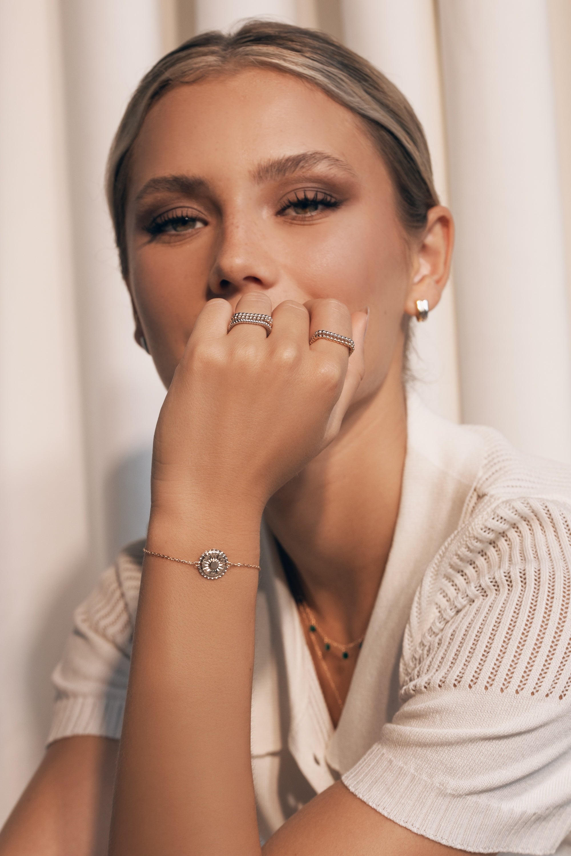 Bague dorée Moyra carrée perlée - Bijou porté