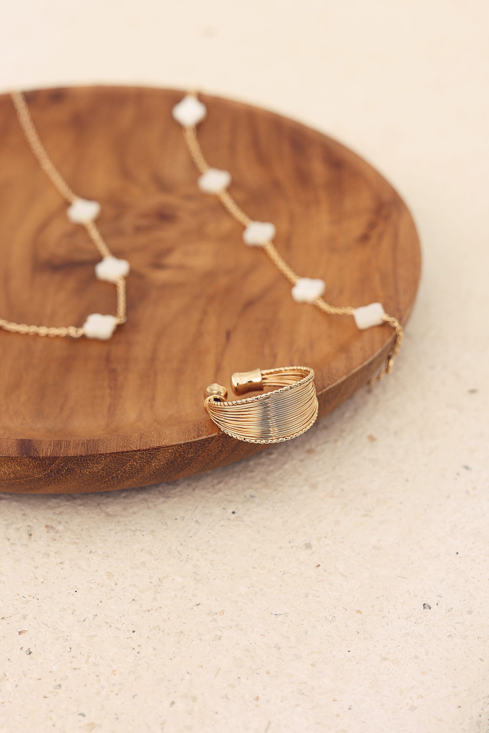 Bague dorée Ysabeau - Bijou photographié sur une coupole en bois