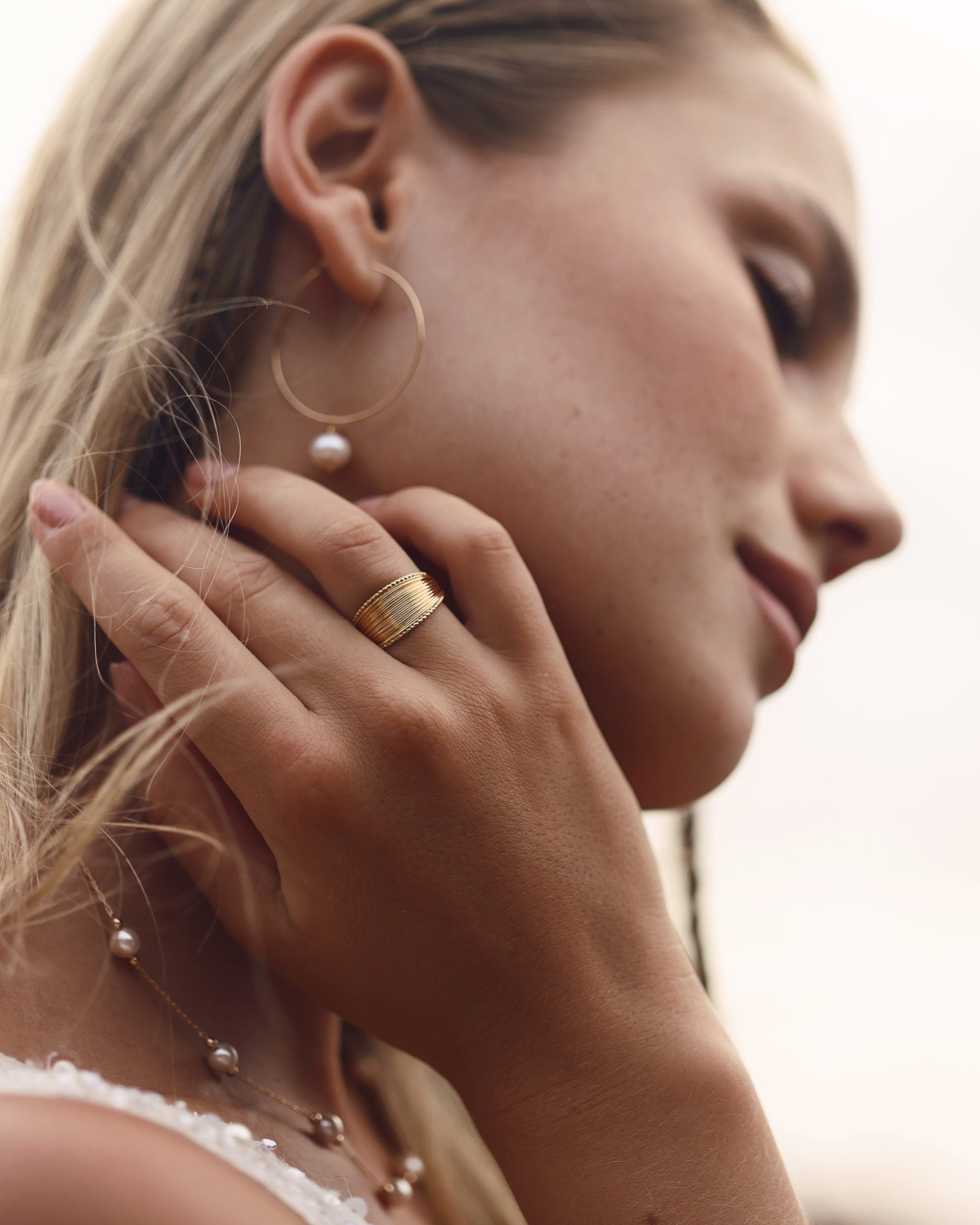 Bague dorée Ysabeau - Bijou porté