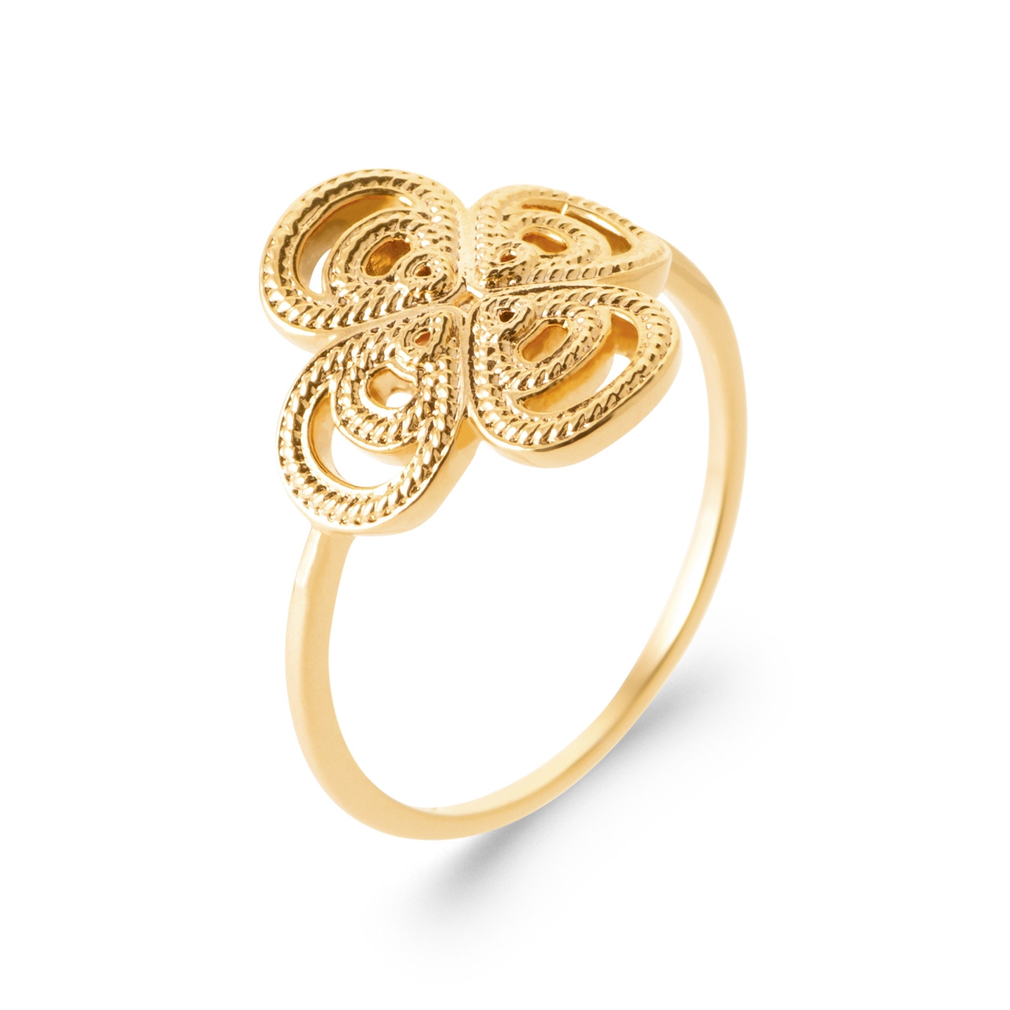Bague dorée en forme de trèfle ajourée  - Bijou photographié sur fond blanc 