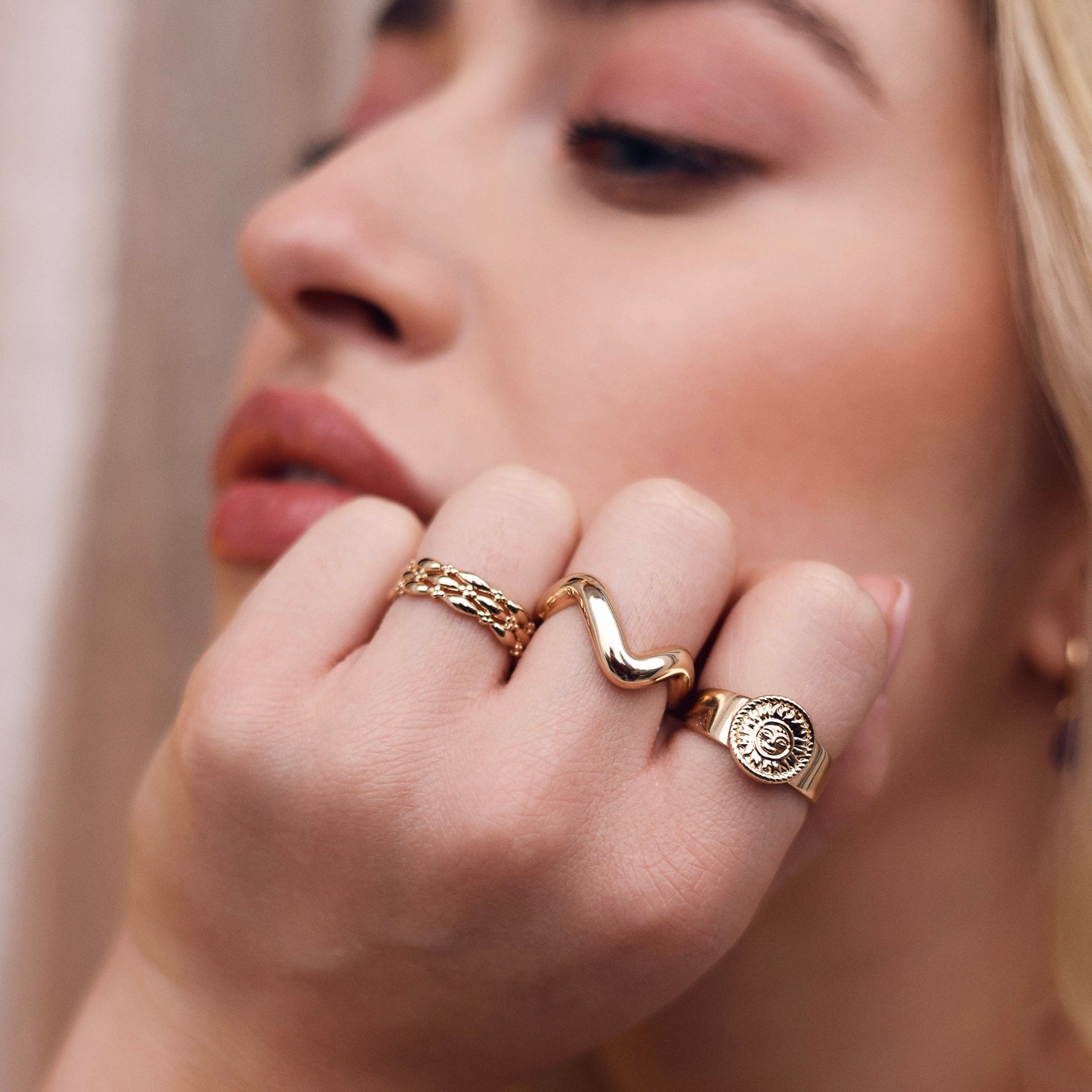 bague dorée EMMIE Chloé Rose Genève - Bijou porté