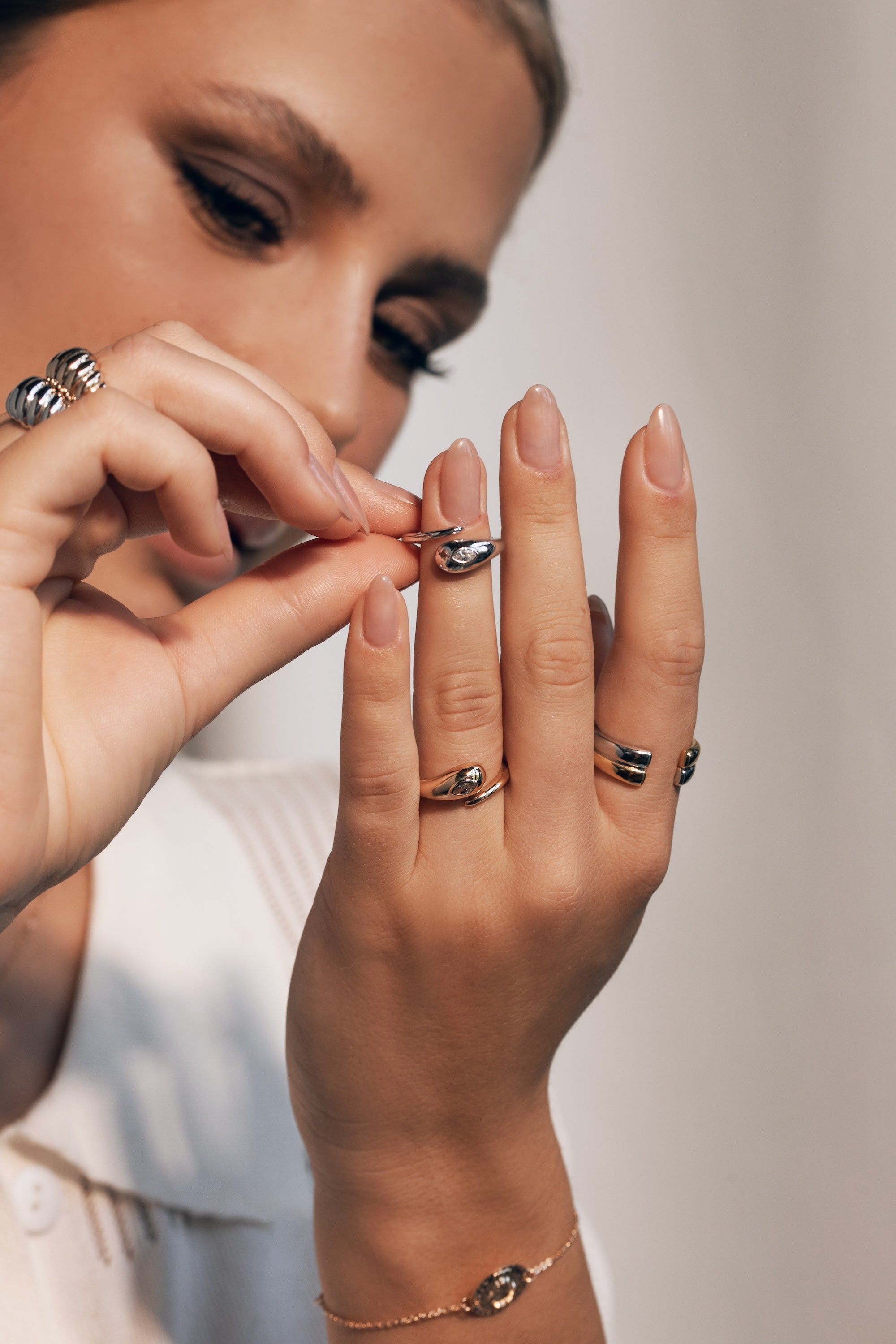 Bague dorée en forme de serpent avec zircon - Bijou porté focus 