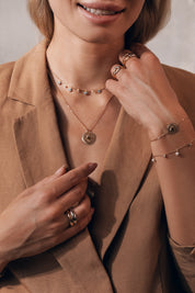 Bague dorée Arici épaisse et martelée - Bijou porté focus 