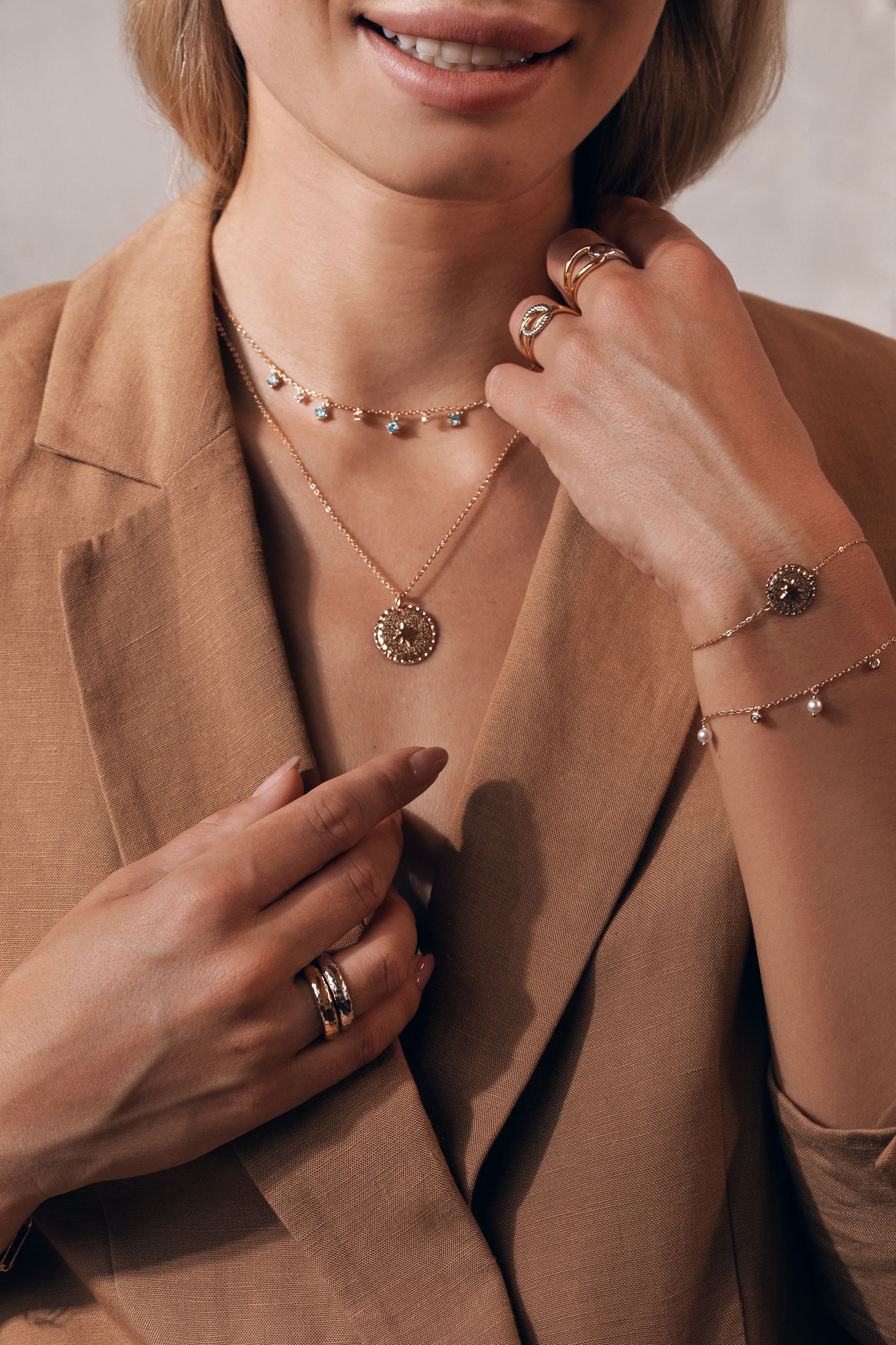 Bague dorée Arici épaisse et martelée - Bijou porté focus 