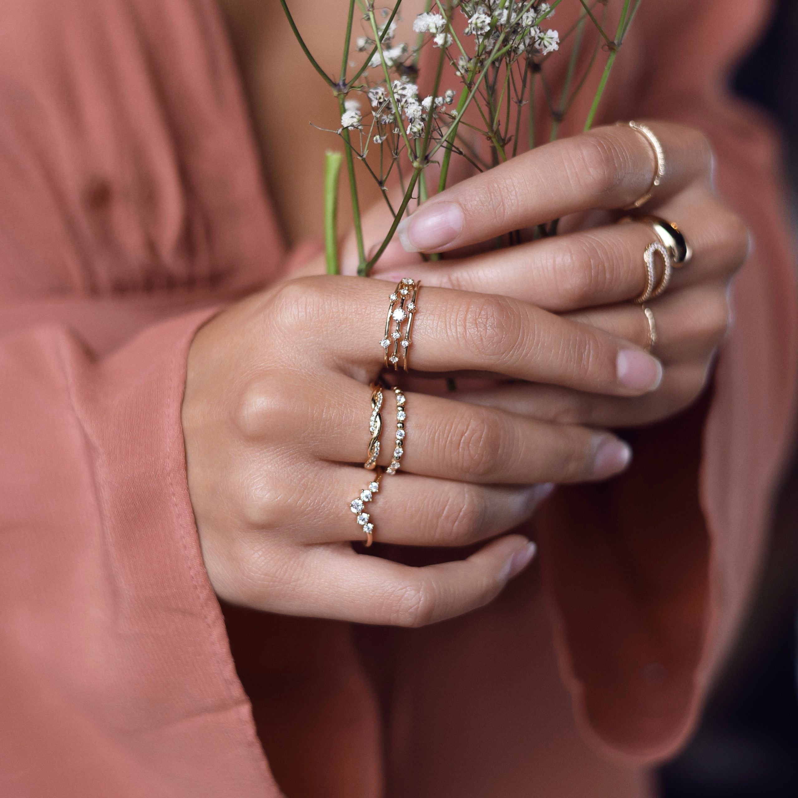 Bague dorée et zircons Anne - Bijou porté 
