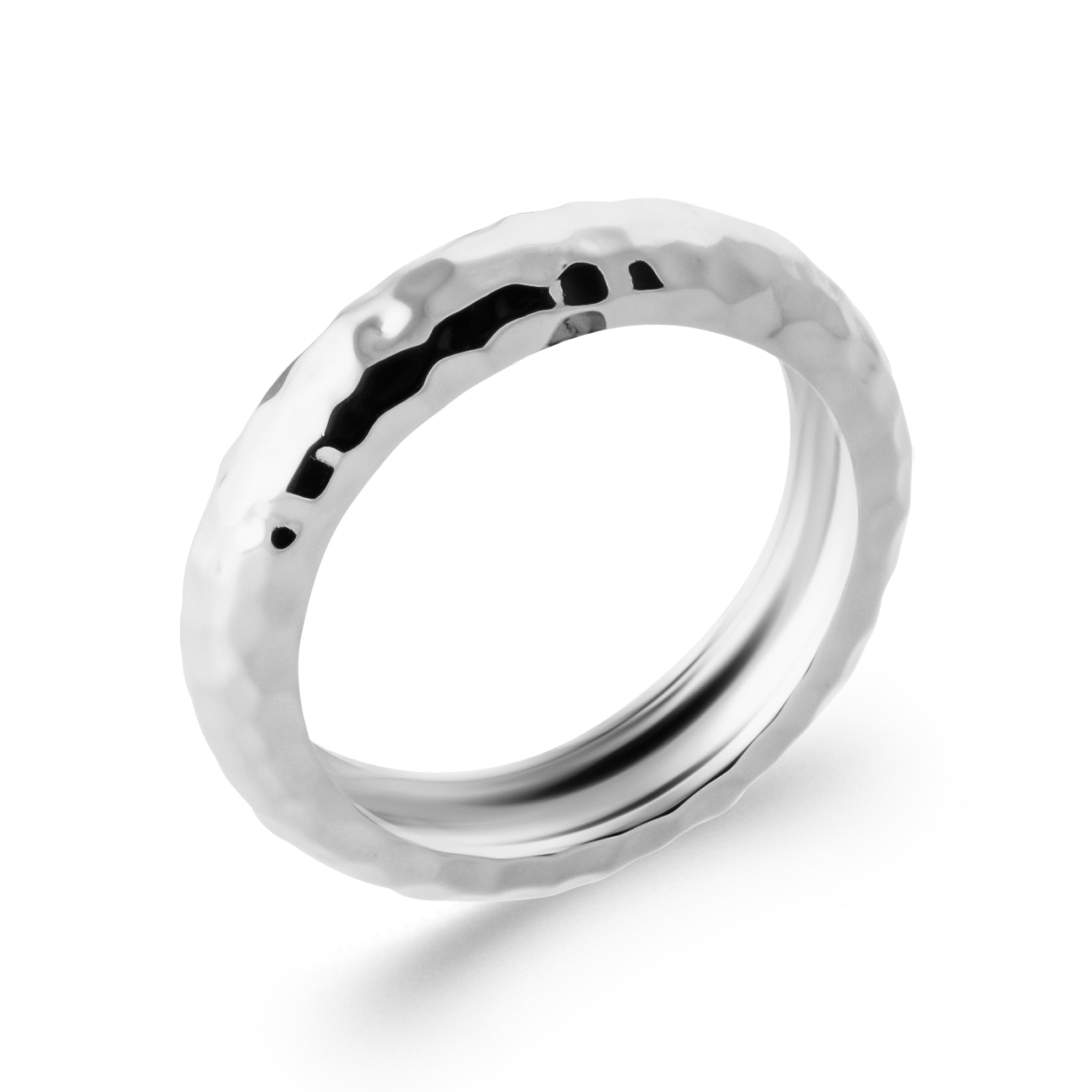 Bague en argent Arici épaisse et martelée - Bijou photographié sur fond blanc 