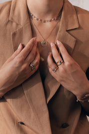 Bague dorée Arici épaisse et martelée - Bijou porté focus