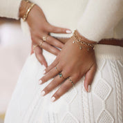 Bague dorée Arielle zircons verts - Bijou porté 