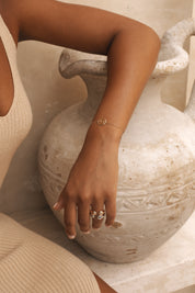 Bague dorée Fosca zircons gouttes serties de zircons - Bijou porté focus 