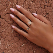 Bague dorée en forme de trèfle ajourée - Bijou porté 