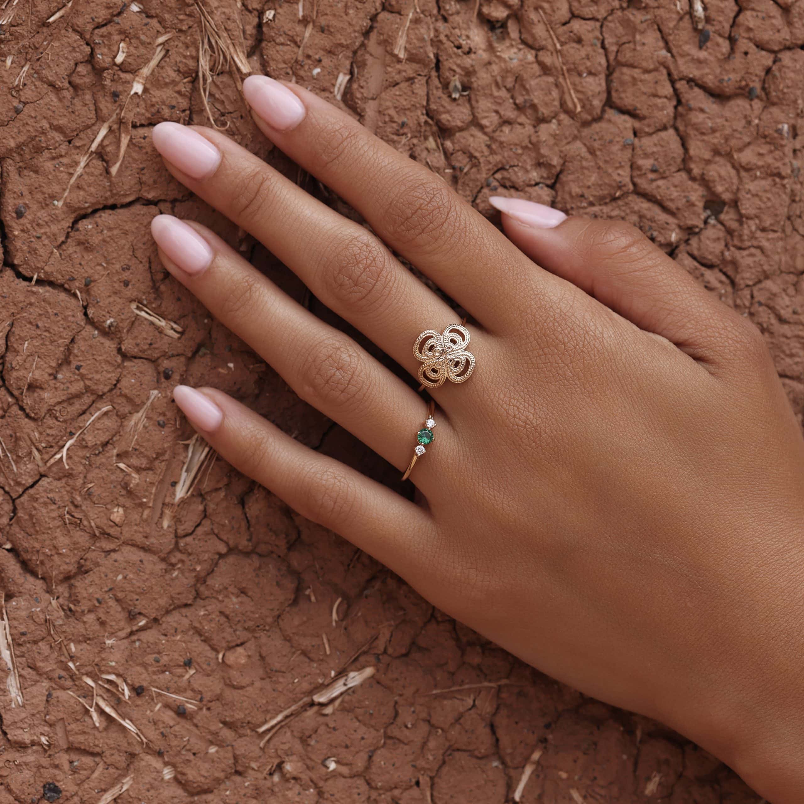 Bague dorée en forme de trèfle ajourée - Bijou porté 