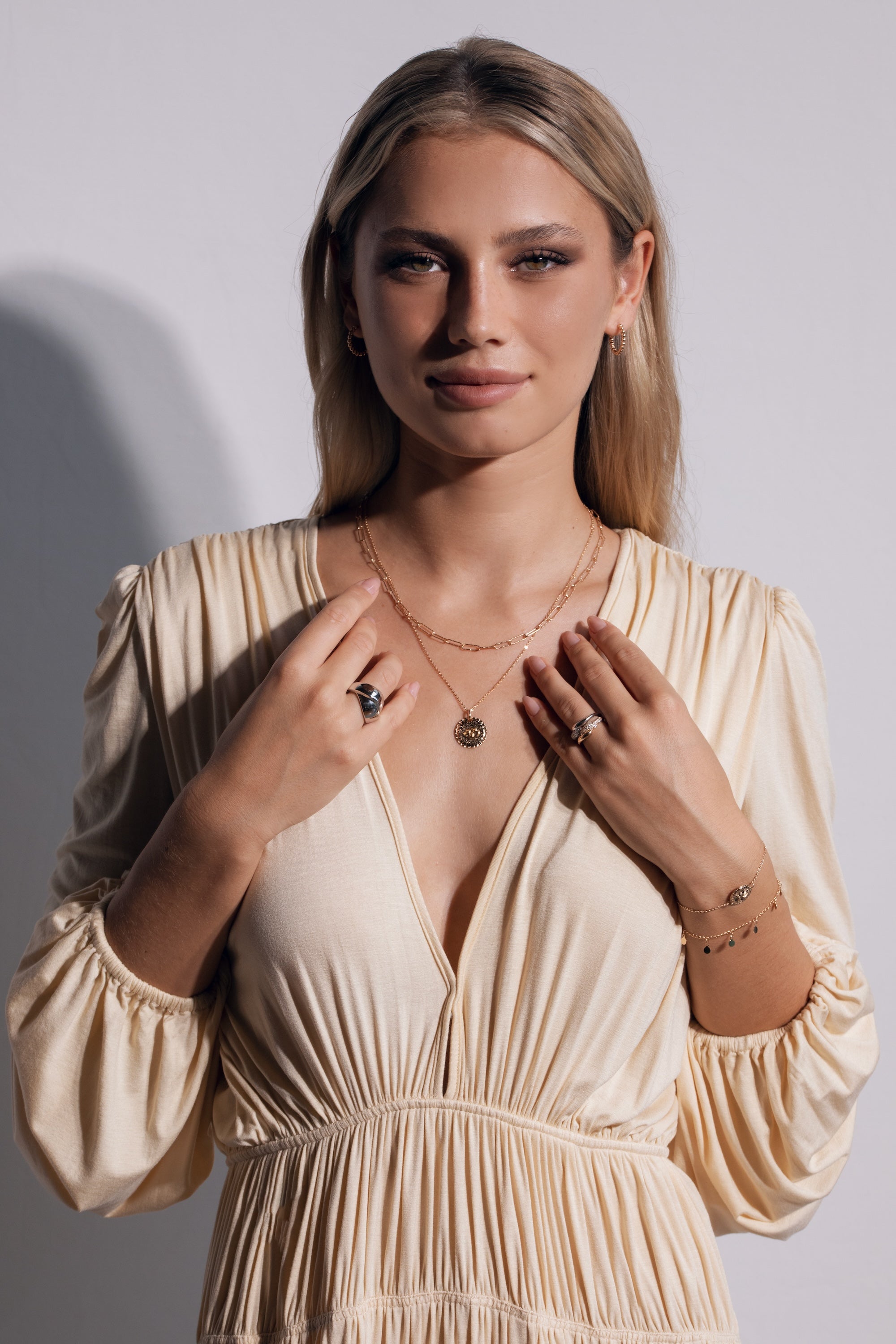 Bague dorée Minya Zircons vagues croisées serties de zircons - Bijou porté