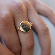 Bague personnalisable  gravure nacre plaque or - Bijou porté