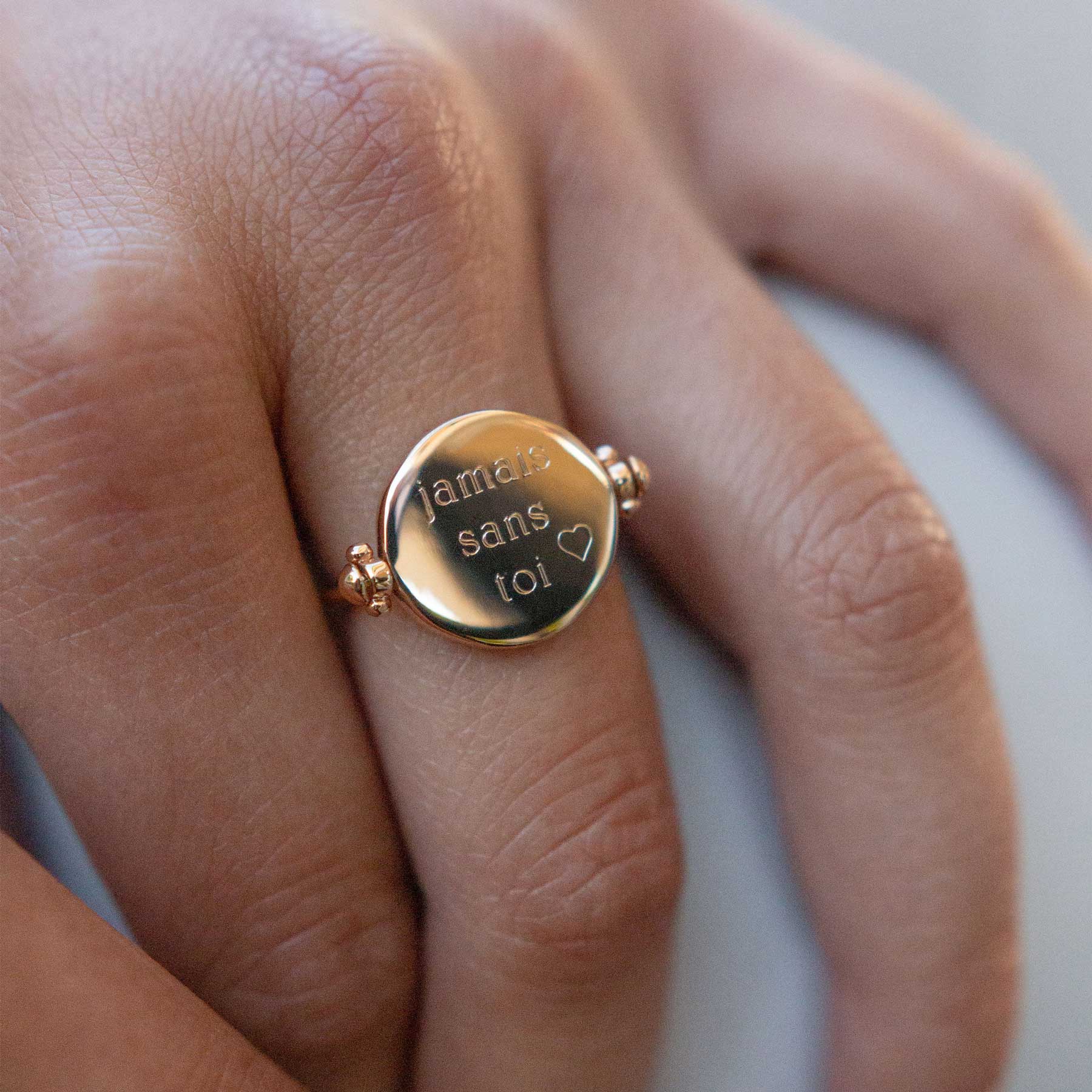 Bague personnalisable  gravure nacre plaque or - Bijou porté