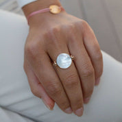 Bague personnalisable gravure nacre plaque or - Bijou porté