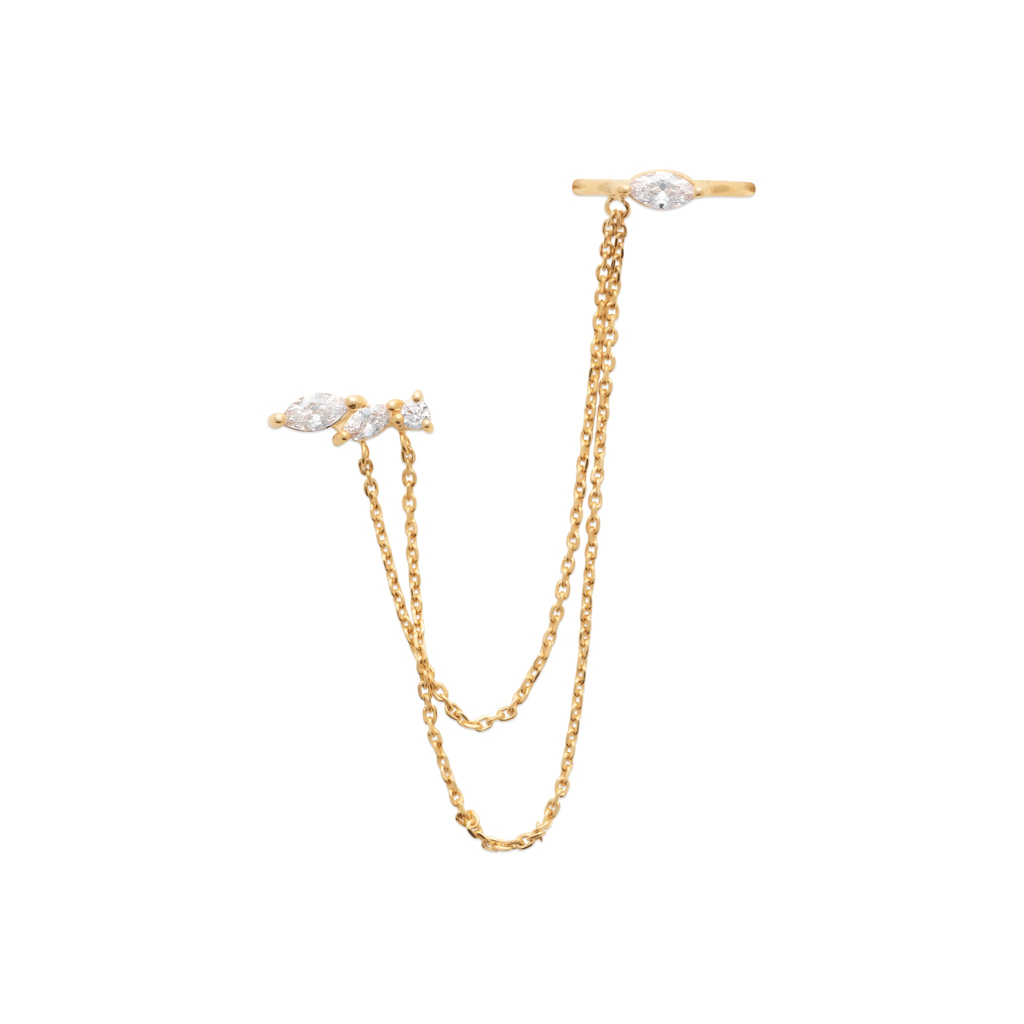 Boucle d'oreille à l'unité dorée Thea ornée de zircons puce avec chaînes pendantes et bague d'oreille - Bijou photographié sur fond blanc 