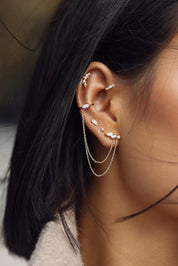 Boucle d'oreille à l'unité dorée Thea ornée de zircons puce avec chaînes pendantes et bague d'oreille - Bijou porté