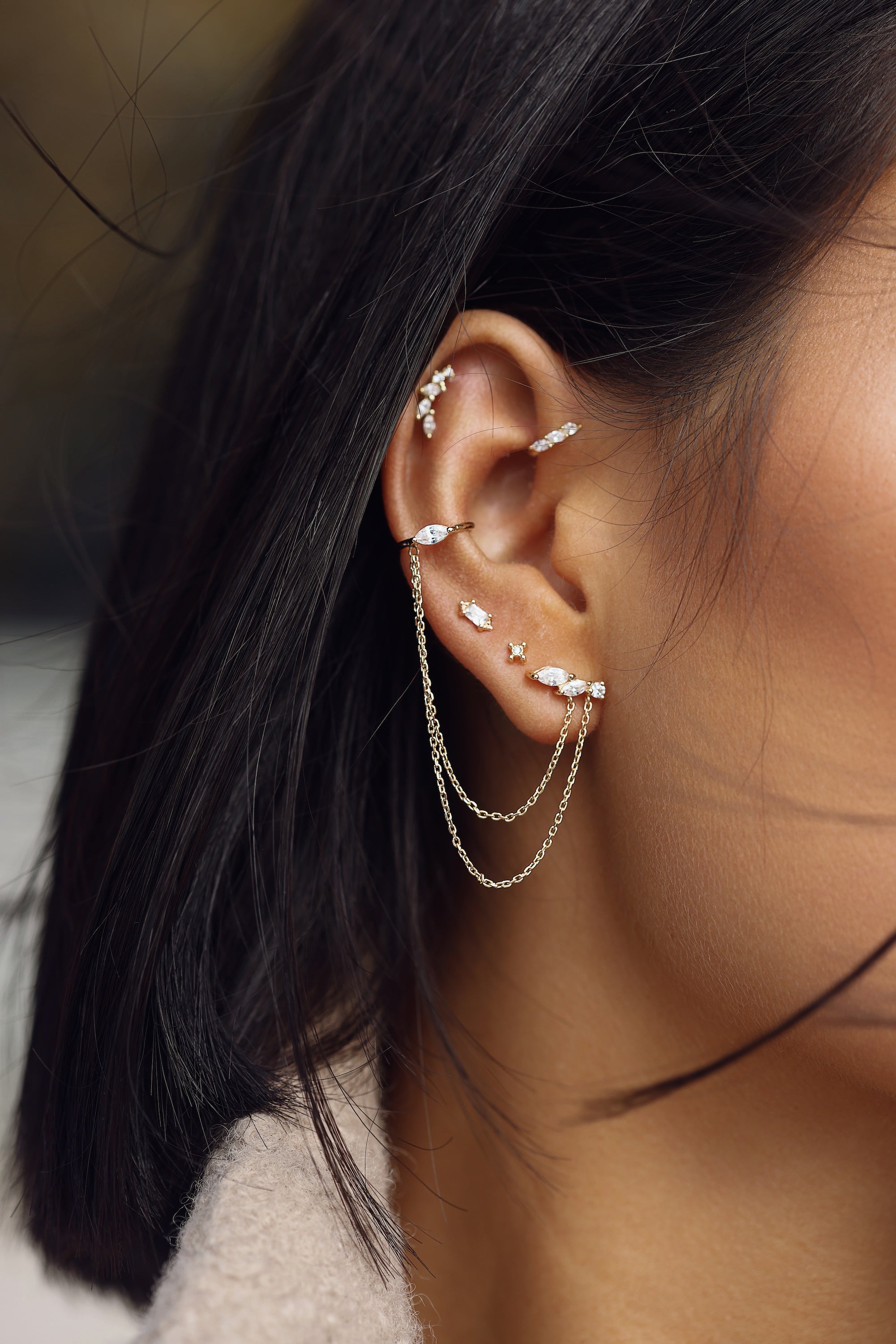 Boucle d'oreille à l'unité dorée Thea ornée de zircons puce avec chaînes pendantes et bague d'oreille - Bijou porté