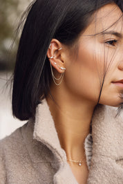 Boucle d'oreille à l'unité dorée Thea ornée de zircons puce avec chaînes pendantes et bague d'oreille - Bijou porté