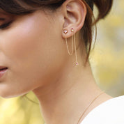 Boucle d'oreille unité dorée type mono-boucle avec chaînes pendantes et zircons jaunes et roses - Bijou porté 