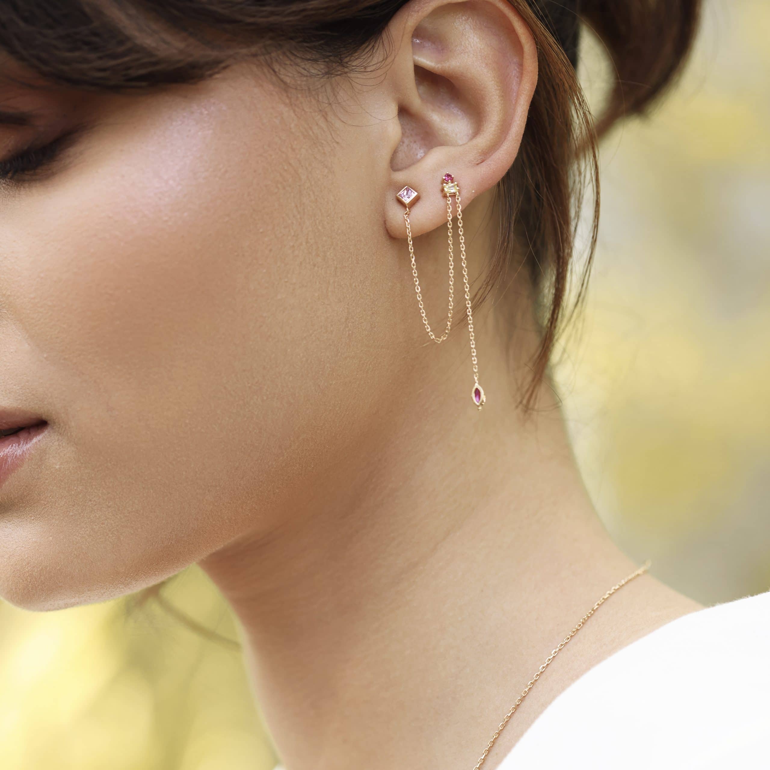 Boucle d'oreille unité dorée type mono-boucle avec chaînes pendantes et zircons jaunes et roses - Bijou porté 
