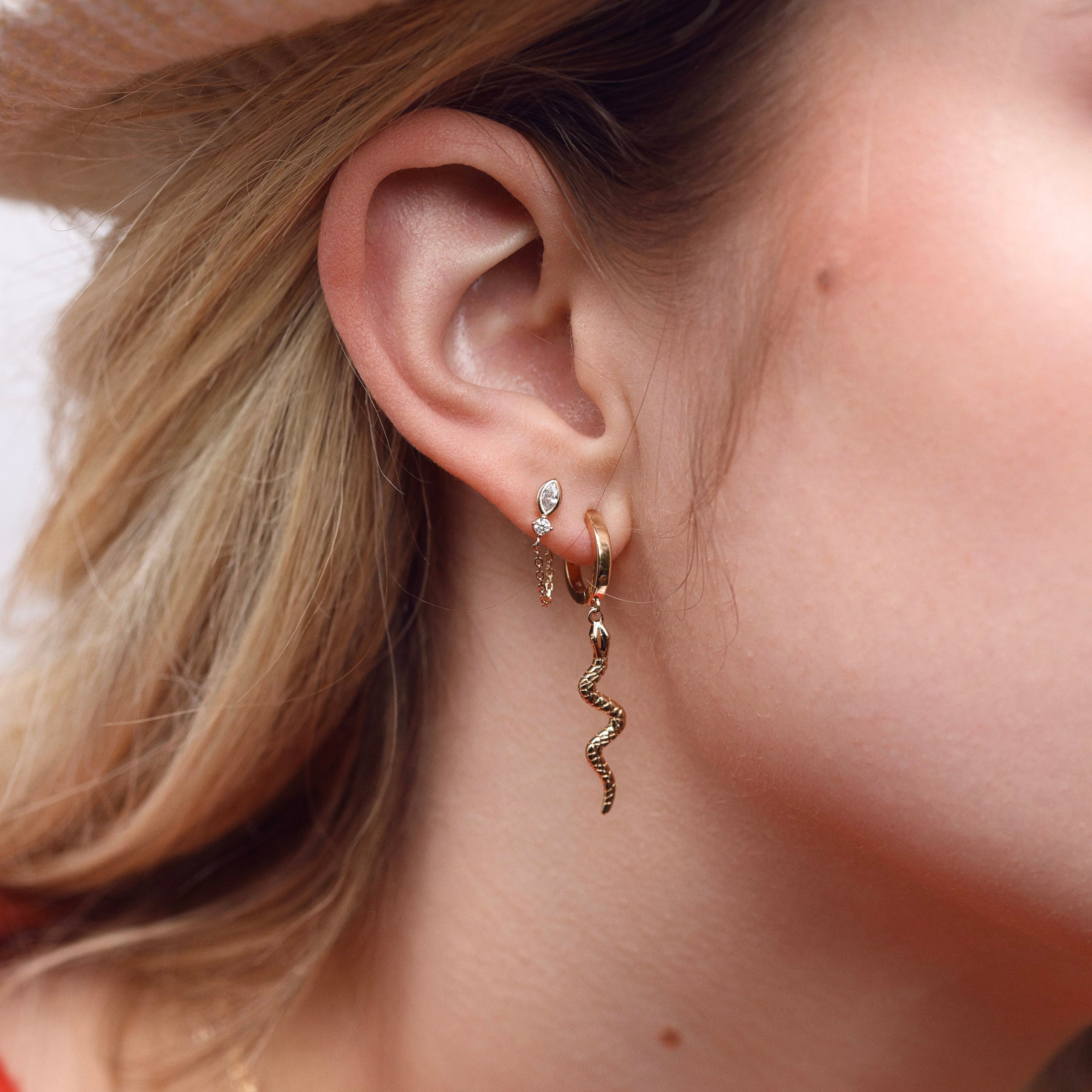 Boucle d'oreille à l'unité dorée avec chaîne pendante et zircons - Bijou porté