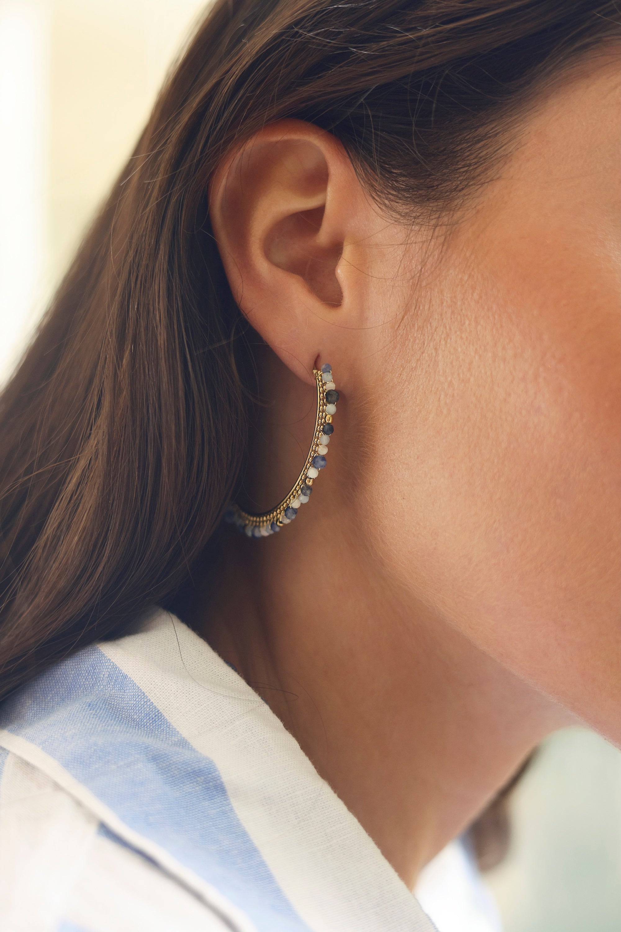 Boucles d'oreilles créoles dorées Nessy sodalite ornées de pierres naturelles - Bijou porté