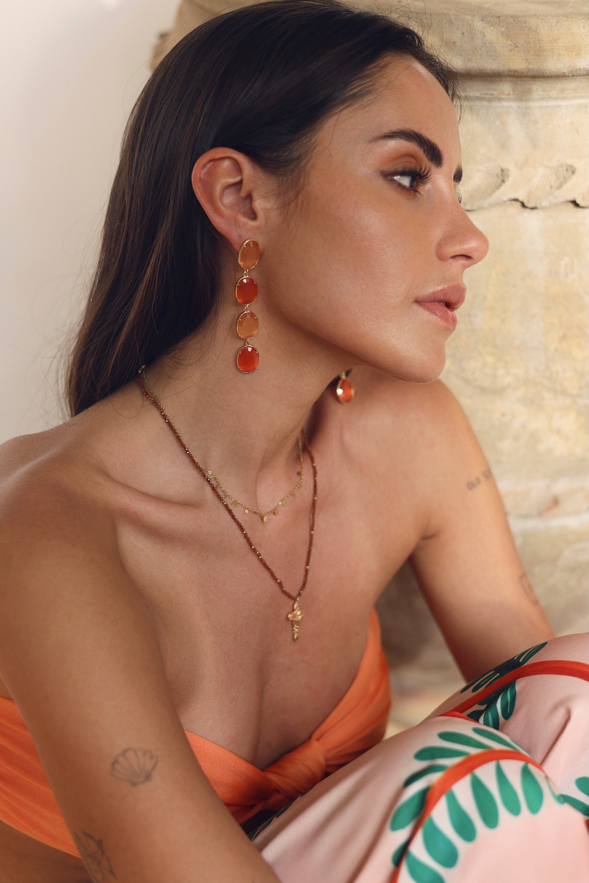 Boucles d'oreilles pendantes dorées Adrienne orange ornées de pierres œil de chat - Bijou porté