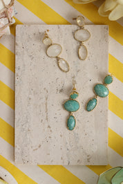 Boucles d'oreilles pendantes dorées Essia quartz blanc ornées de pierres naturelles - Bijou photographié sur fond blanc