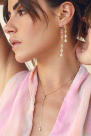  Boucles d'oreilles pendantes dorées Rosella pastel ornées de pierres naturelles  - Bijou porté